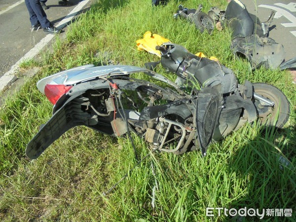 ▲巨大衝擊力下機車幾乎毀損。（圖／楊梅警分局提供）