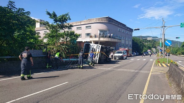 ▲▼深坑砂石車為閃避車輛翻覆。（圖／記者陳豐德翻攝）