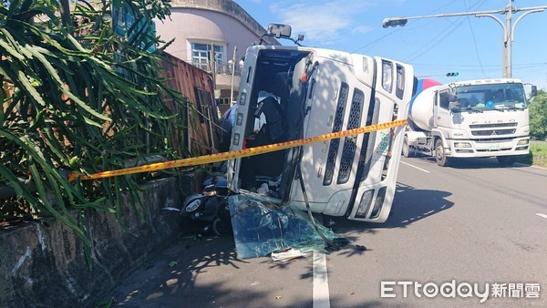 ▲▼深坑砂石車為閃避車輛翻覆。（圖／記者陳豐德翻攝）