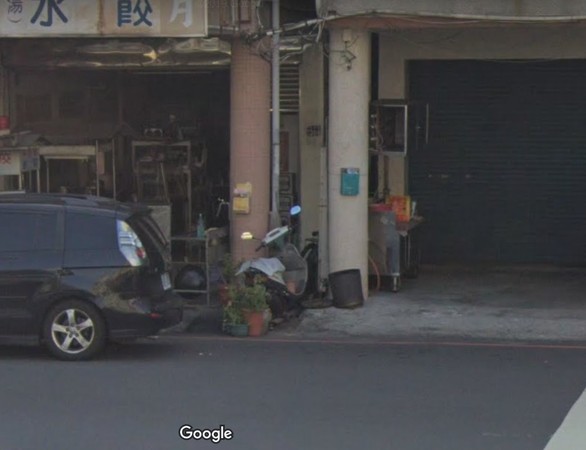 ▲▼男子在防火巷內配電施工，遭婦人潑水觸電。（圖／翻攝Google Map）