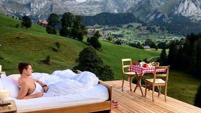 沒屋頂沒廁所！瑞士飯店「山頂的床位」一晚付一萬　業者：靠風景就賺翻