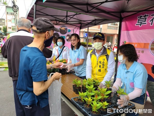 ▲▼南投縣竹山鎮公所辦理的領鮮周六、花現竹山領花活動，網路預訂名額1天內被搶光，鎮公所開放500個現場領花名額。（圖／竹山鎮公所提供，下同）