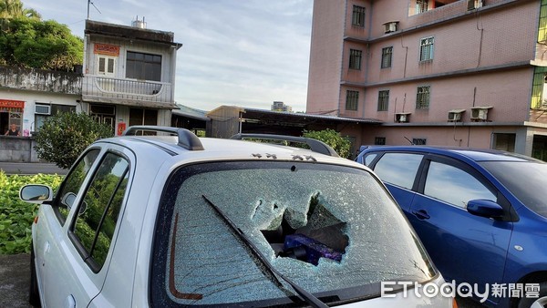 ▲ 金山隨機砸車連連！百萬名車後擋風車玻璃遭砸 車主：偏鄉治安紅燈，嚇壞了！（圖／記者郭世賢翻攝）