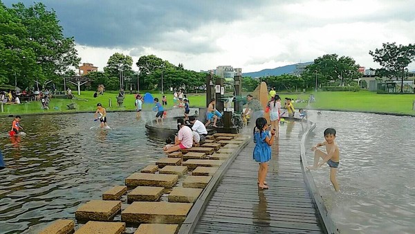▲內湖運動公園免費戲水消暑趣。（圖／北市府工務局提供）