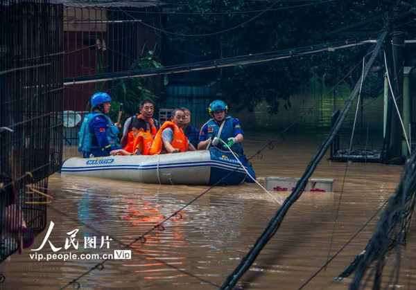 重慶市淹水嚴重，救難人員幫助居民撤離。（圖／人民網）
