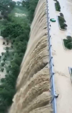 貴州堤壩變成泥漿瀑布。（圖／環球網）