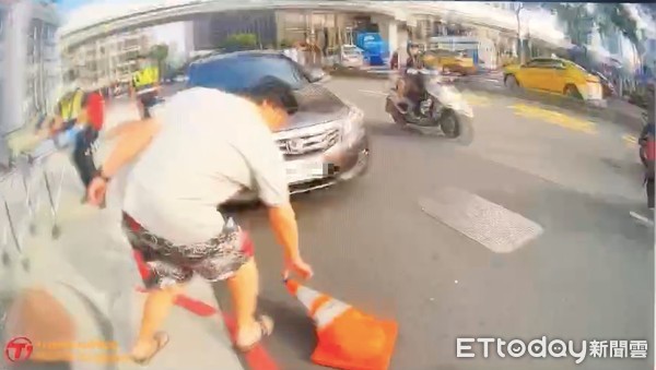 ▲▼惡劣男要保養車，竟直接碾壓警示三角錐，違停擋住救護車後方病患上車處，還嗆「你們急，我也很急」拒絕移車             。（圖／記者陳以昇翻攝）