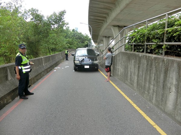 ▲1名77歲陳姓男子走在路上，被休旅車當場撞飛慘死。（圖／民眾提供）