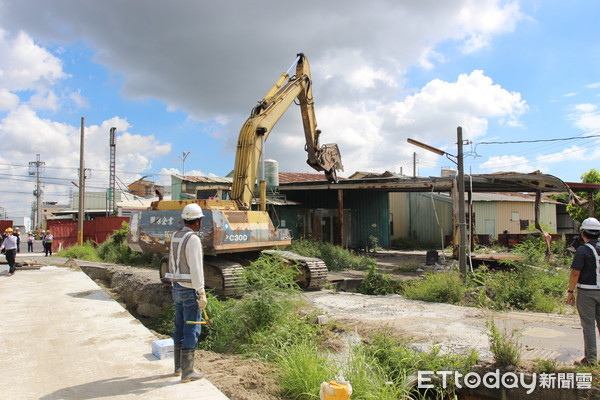  ▲雲林緊鄰中山高斗南交流道的阿囉哈客運舊建築，22日上午由雲林縣政府依法執行強制拆除。（圖／記者蔡佩旻翻攝）