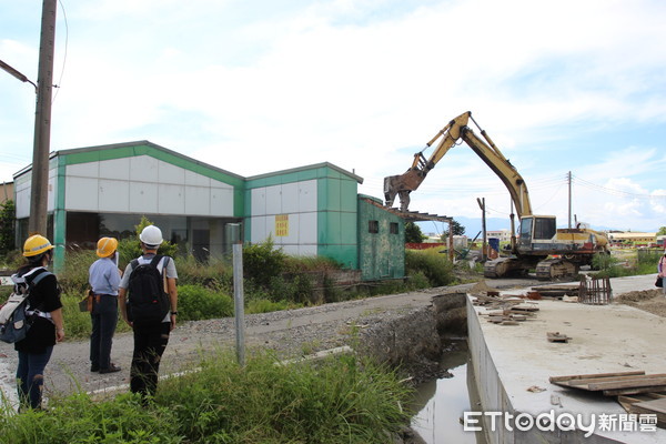  ▲雲林緊鄰中山高斗南交流道的阿囉哈客運舊建築，22日上午由雲林縣政府依法執行強制拆除。（圖／記者蔡佩旻翻攝）