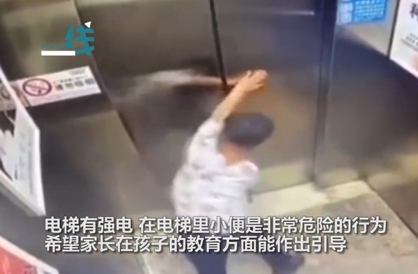 ▲男童在電梯內尿尿，馬上被困住嚇壞。（圖／翻攝自燃新聞，下同）