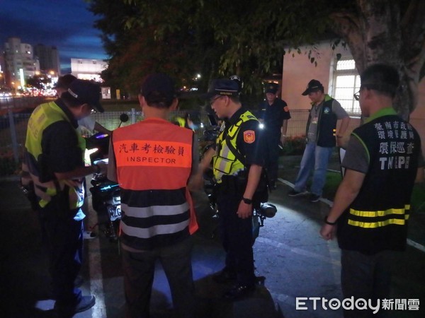 ▲台南市警一分局邀集交警大隊、環保局、台南監理站等單位，晚上執行「環警監聯合稽查」專案勤務加強取締改善噪音車輛擾民情形。（圖／記者林悅翻攝，下同）