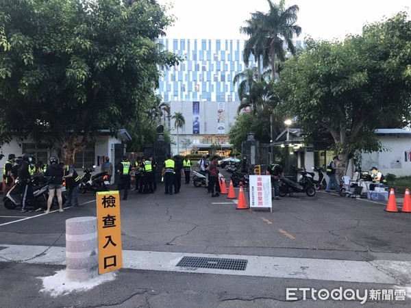 ▲台南市警一分局邀集交警大隊、環保局、台南監理站等單位，晚上執行「環警監聯合稽查」專案勤務加強取締改善噪音車輛擾民情形。（圖／記者林悅翻攝，下同）