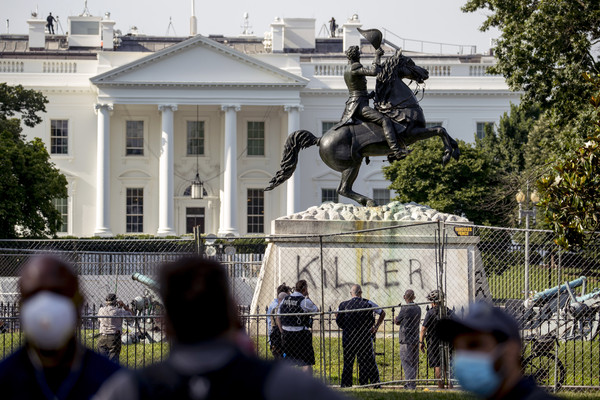 ▲▼白宮外的美國第7任總統傑克森雕像遭破壞，底做被寫上「殺人兇手」字樣。（圖／達志影像／美聯社）