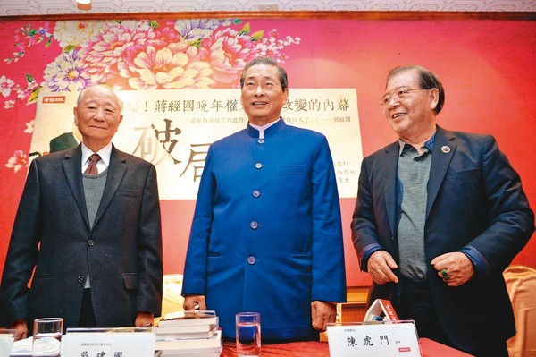 在江南案中被定罪的前情報局長汪希苓（左）、陳虎門（右）等人，與張安樂（中）仍保有交情。（中央社）