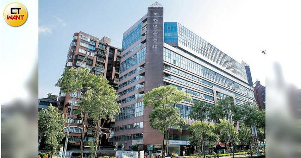 黑松在台北市坐擁龐大土地資產，位於信義路四段的黑松通商大樓，每年租金收益逾2,000萬元。（圖／黃耀徵攝）