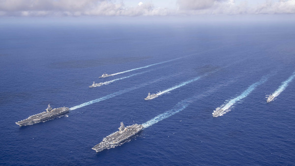 ▲美軍在菲律賓海進行雙航母演習。（圖／翻攝Twitter@USPacificFleet）