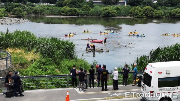 ▲▼台北市永福橋下一名男子浮在水面上。（圖／記者黃彥傑攝）