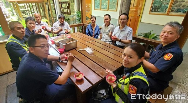 ▲ 關山警動員搜尋失智老人，家屬親送豬腳麵線謝警            。（圖／記者楊鈞典翻攝）