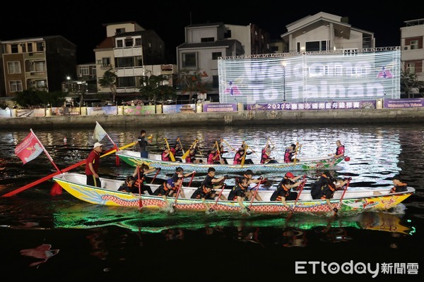 ▲2020台南市國際龍舟錦標賽，23日至6月25日在台南運河安億橋至承天橋舉行，台南市長黃偉哲與99隊參賽隊伍舉行祭江儀式。（圖／記者林悅翻攝，下同）