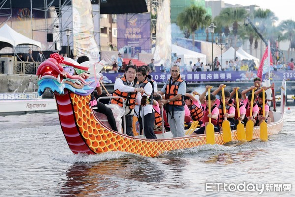 ▲2020台南市國際龍舟錦標賽，23日至6月25日在台南運河安億橋至承天橋舉行，台南市長黃偉哲與99隊參賽隊伍舉行祭江儀式。（圖／記者林悅翻攝，下同）