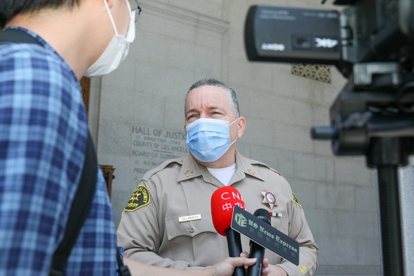 ▲▼洛杉磯台美商會捐5萬片口罩給洛杉磯警察局。（圖／翻攝自Facebook／Los Angeles County Sheriff`s Department）