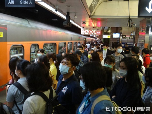 ▲▼台鐵車站湧入大量人潮。（圖／台鐵提供）