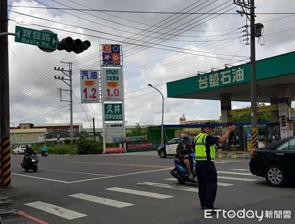 ▲端午連假，學甲警分局亦針對南鯤鯓代天府、井仔腳鹽田等景點及台84線北門交流道等周邊道路，加強部署警力實施交通管制與疏導。（圖／記者林悅翻攝，下同）