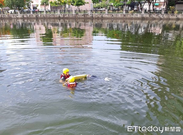 ▲台南市安平區安平路運河內，上午被民眾發現1具男浮屍，消防人員獲報前住打撈上岸，目前由市警四分局調查處理中。（圖／記者林悅翻攝，下同）