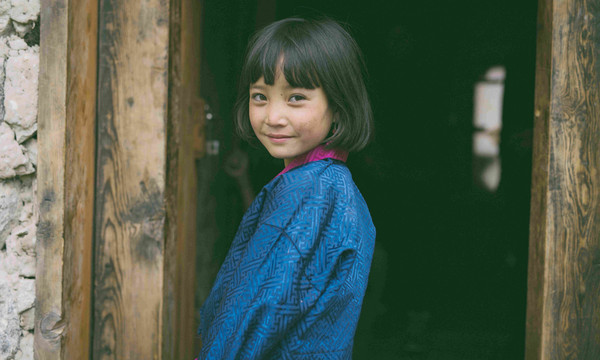 ▲▼ 「魯納納國小」位於喜馬拉雅山脈冰川上名叫「魯納納」的村落裡，全校8個學生都加入電影《不丹是教室》演出，11歲女孩佩姆扎姆成焦點。（圖／海鵬提供）