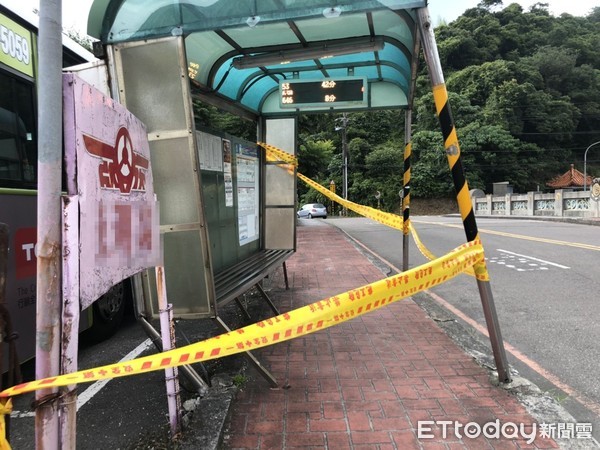 ▲婦人端坐候車亭卻因公車擦撞遮雨棚人被彈起受傷送醫。（圖／記者張君豪翻攝）