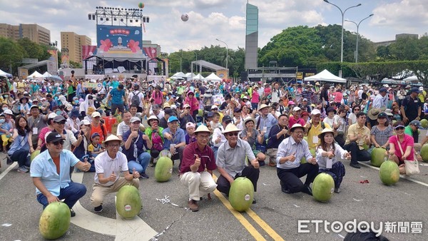 ▲▼總統府前立瓜活動。（圖／記者徐斌慎攝）