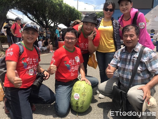 ▲▼西瓜達人、屏東縣佳冬鄉代表會副主席王家正(右一)。（圖／記者許展溢攝）