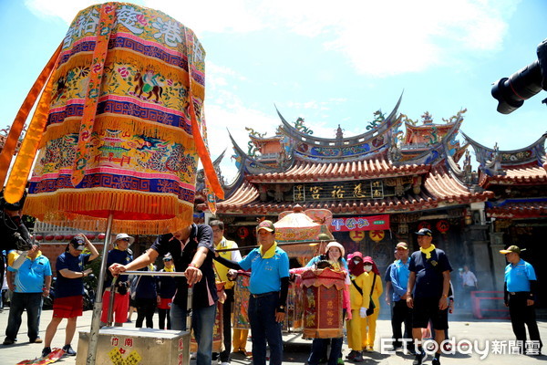 ▲竹南慈裕宮祭江洗港媽祖遶境，不受疫情影響，在端午節中午熱鬧登場。（圖／記者黃孟珍攝）