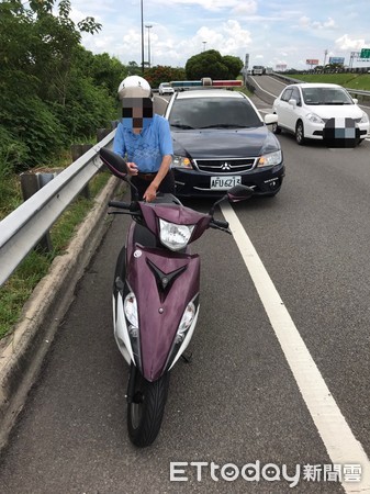 ▲85歲林姓老翁，騎機車誤入高速公路南下匝道口，警方馬上駕車鳴笛上前將老翁攔阻，並將他平安引導下交流道。（圖／記者林悅翻攝，下同）