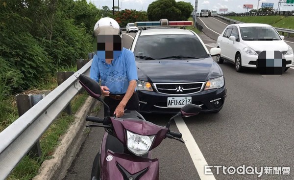 ▲85歲林姓老翁，騎機車誤入高速公路南下匝道口，警方馬上駕車鳴笛上前將老翁攔阻，並將他平安引導下交流道。（圖／記者林悅翻攝，下同）