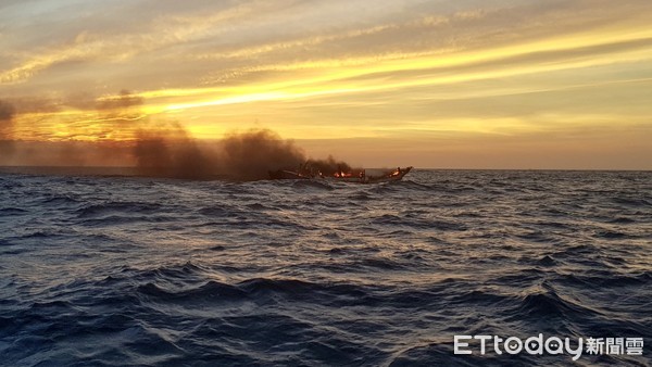 ▲ 端午富貴角外海漁船遭火噬燒光 海巡馳援8船員逃生友船救起。（圖／記者郭世賢翻攝）