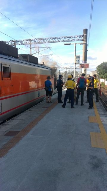 ▲網友貼出火車頭冒煙的照片。（圖／翻攝自PTT）