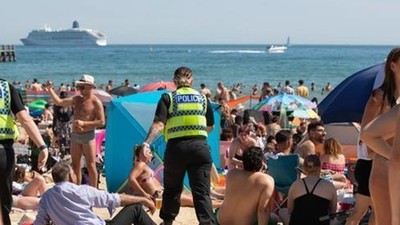 救生員累喊「拜託麥擱來」！英史上最熱的一天，出動警方驅趕千名泳客
