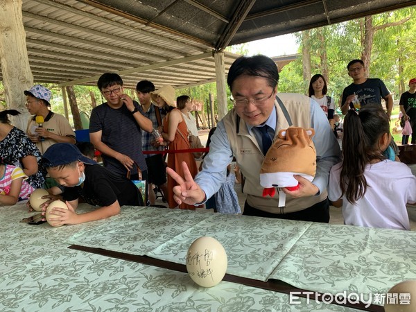 ▲台南市學甲區「頑皮世界」動物園，端午節正中午舉辦立鴕鳥蛋比賽，市長黃偉哲親自參與，和遊客們PK比賽，最後立鴕鳥蛋挑戰成功。（圖／記者林悅翻攝，下同）