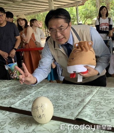 ▲台南市學甲區「頑皮世界」動物園，端午節正中午舉辦立鴕鳥蛋比賽，市長黃偉哲親自參與，和遊客們PK比賽，最後立鴕鳥蛋挑戰成功。（圖／記者林悅翻攝，下同）