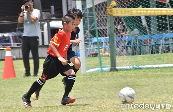 ▲▼  少年盃／仁美U10黃與高市龍華FC（藍）           。（圖／記者謝孟儒攝）