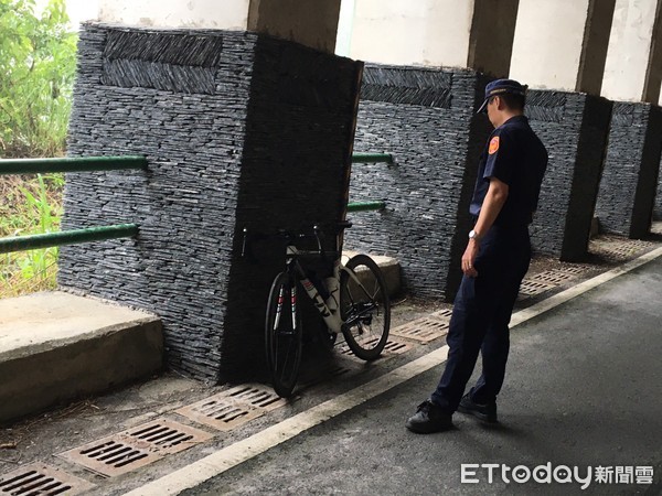 ▲兩車友騎單車遊霧台，遇大雨受困隧道，遇里港警方解圍           。（圖／記者陳崑福翻攝）