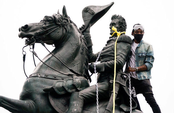 ▲▼美國反種族主義示威者爬上白宮前傑克森總統雕像。（圖／路透）