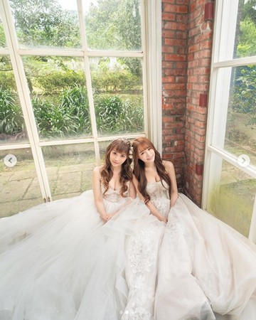 ▲元元和媽媽拍母女婚紗。（圖／翻攝自元元Instagram）