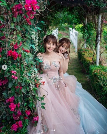 ▲元元和媽媽拍母女婚紗。（圖／翻攝自元元Instagram）