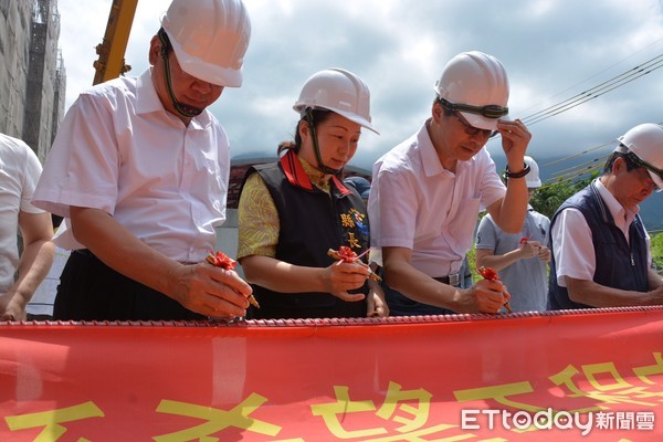 ▲▼花蓮縣長徐榛蔚邀請張善政一同參與0206希望工程安心住宅基地上樑典禮。（圖／花蓮縣政府提供，下同）