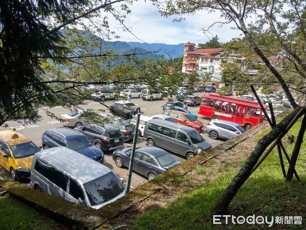 ▲▼端午連假南投清境、武嶺及合歡山出車潮湧入，警員除現場派員指揮交通，也運用遠端路況監控影像，隨時調派趕往紓導。（圖／仁愛警分局提供，下同）