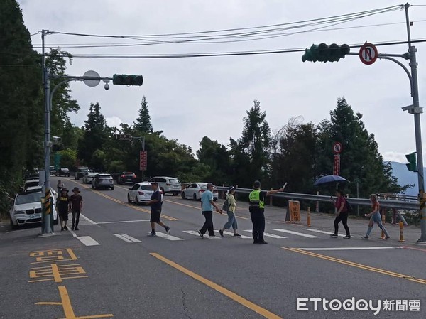 ▲▼端午連假南投清境、武嶺及合歡山出車潮湧入，警員除現場派員指揮交通，也運用遠端路況監控影像，隨時調派趕往紓導。（圖／仁愛警分局提供，下同）