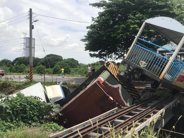 ▲快訊／彰化溪湖糖廠「貨車撞上小火車」！車頭翻落鐵軌　遊客全嚇傻。（圖／翻攝爆料公社）